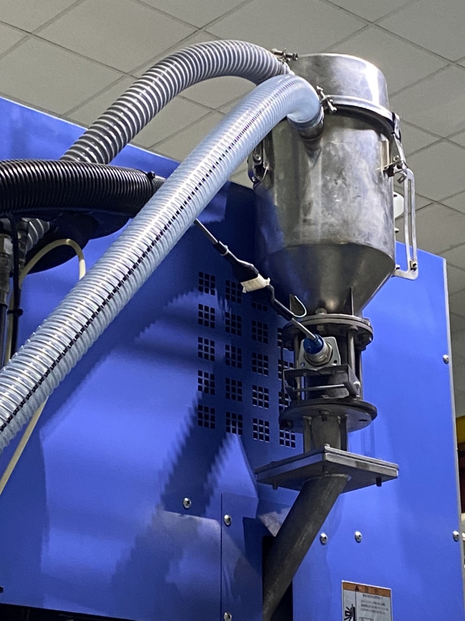 Ống dẫn cải thiện tình trạng tĩnh điện trong dây chuyền đúc nhựa nhà máy Alpha