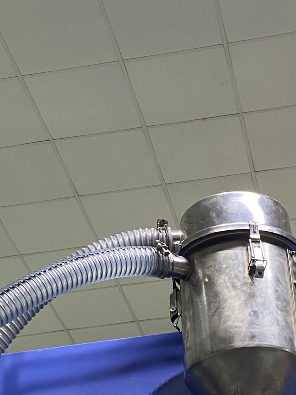 Ống dẫn cải thiện tình trạng tĩnh điện trong dây chuyền đúc nhựa nhà máy Alpha